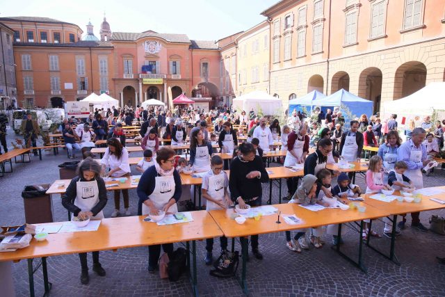 AGRIPRIDE DOMENICA LABORATORIO ERBAZZONE SCARPAZZONE IN PIAZZA PRAMPOLINI