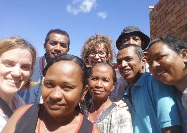 Le operatrici di Meridiano 361 Sofia Guida - prima a sinistra - ed Elsa Scarpa - al centro - in occasione di un incontro con artigiani in Madagascar