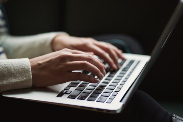 donna computer lavoro