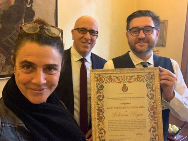 La consegna della cittadinanza onopraria di vezzano allo staff della senatrice Liliana Segre