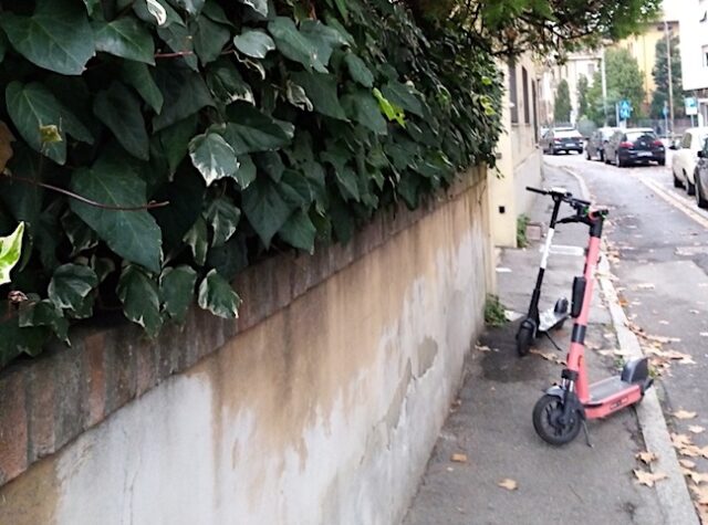 monopattini-parcheggiati