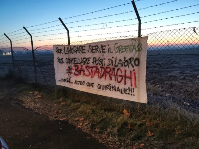 Striscione#BastaDraghi