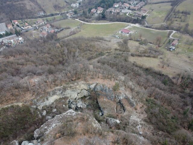 La parte franata dell'ex cava di Gesso