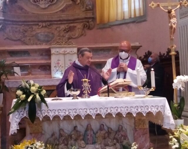 Arcivescovo PaoloRabitti e don Giovanni Rossi_celebrano