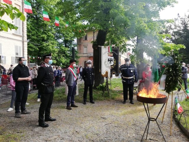 Le celebrazioni di fronte al municipio