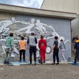 I ragazzi di vezzano al lavoro sul murales
