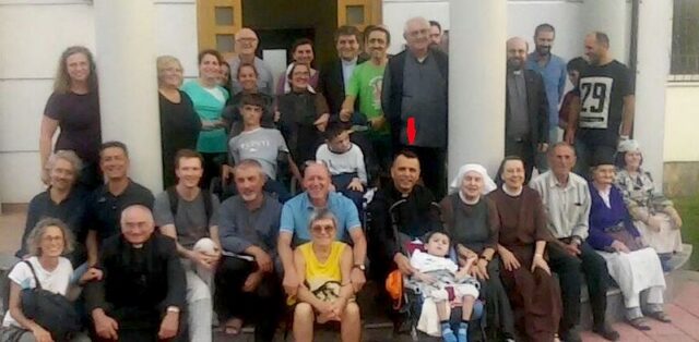 Foto 4_delegazione reggiano-guastallese con vescovo Kulli (indicato dalla freccia)