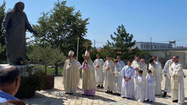 Vescovi Morandi e Kulli in preghiera davanti statua Madre Teresa