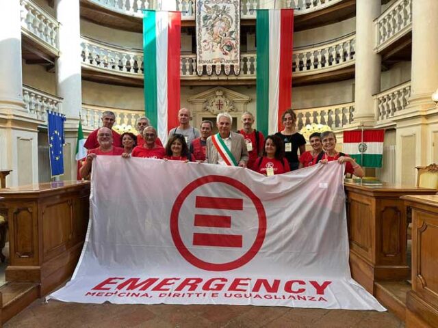 Consegna-bandiera-emergency-reggio