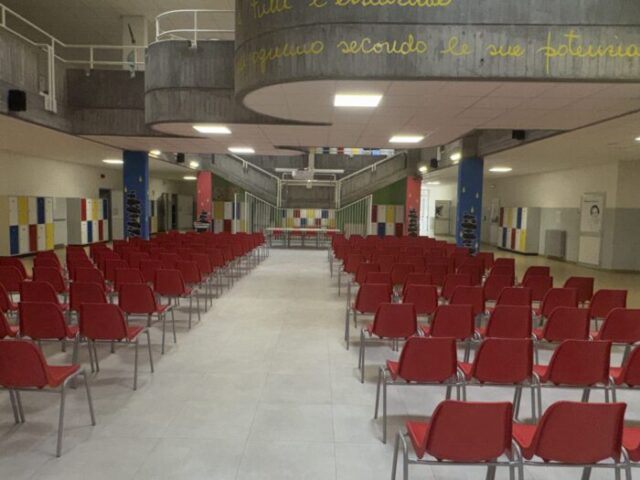 Scuola-Secondaria_Atrio-e-sala-conferenze-scaled-e1788349749578