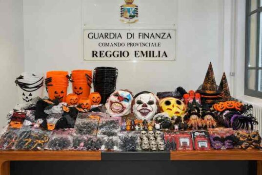 Reggio Emilia: la Guardia di Finanza sequestra giocattoli maschere e decorazioni di Halloween non sicuri