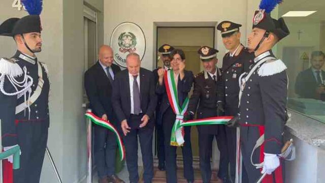 Il-taglio-del-nastronuova-caserma
