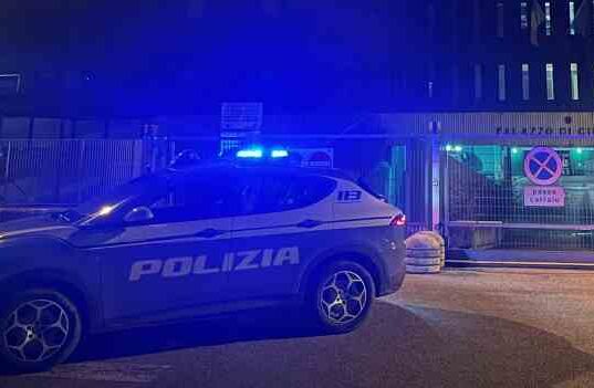 Tenta di violentare un’addetta alle pulizie in violazione della misura cautelare a cui era sottoposto: arrestato 22enne